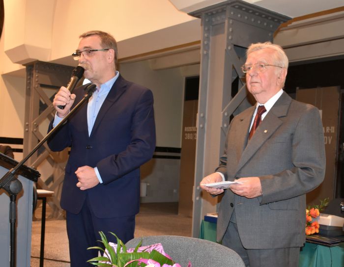 Przewodniczący Rady Powiatu Będzińskiego Jan Powałka pogratulował w imieniu władz Powiatu jubileuszu MKF Przewodniczący Rady Powiatu Będzińskiego Jan Powałka pogratulował w imieniu władz Powiatu jubileuszu MKF