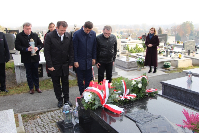 Z ramienia Powiatu Będzińskiego kwiaty i znicze złożyli Starosta Będziński Sebastian Szaleniec, Przewodniczący Rady Powiatu Będzińskiego Jan Powałka oraz Wicestarosta Dariusz Waluszczyk Z ramienia Powiatu Będzińskiego kwiaty i znicze złożyli Starosta Będziński Sebastian Szaleniec, Przewodniczący Rady Powiatu Będzińskiego Jan Powałka oraz Wicestarosta Dariusz Waluszczyk