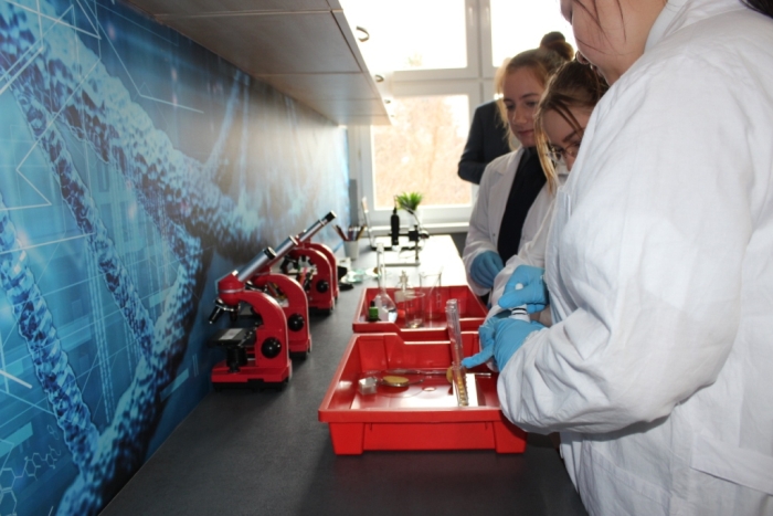 Uczniowie ZSOiT w Wojkowicach korzystają z nowo otwartej Zielonej Pracowni