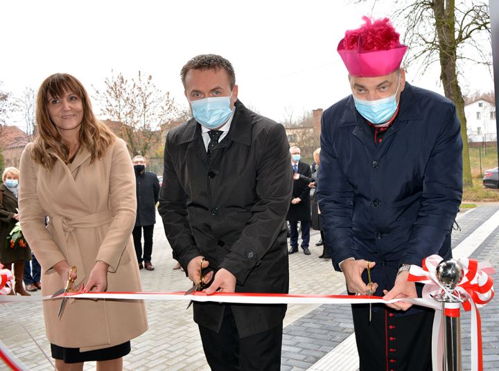 Wstęgę ze Starostą Sebastianem Szaleńcem uroczyście przecięli JE Biskup Grzegorz Kaszak i Dyrektor PCPR Olga Machura Wstęgę ze Starostą Sebastianem Szaleńcem uroczyście przecięli JE Biskup Grzegorz Kaszak i Dyrektor PCPR Olga Machura