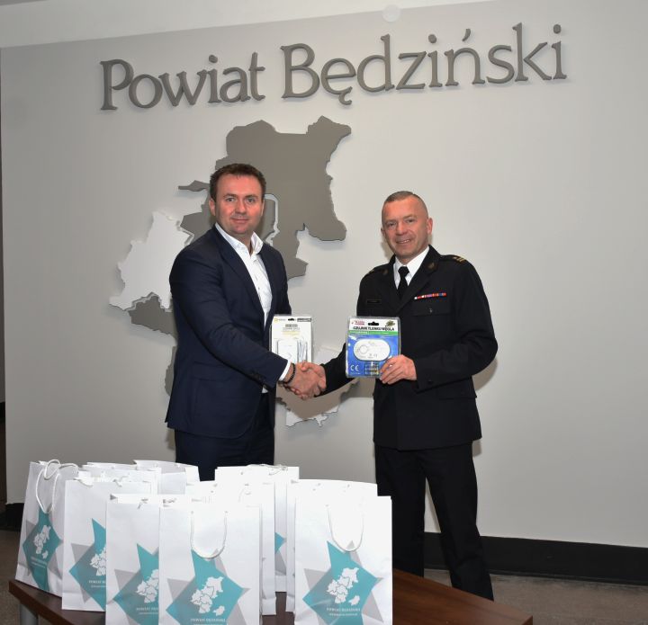 Starosta Sebastian Szaleniec przekazał Komendantowi PowiatowemuPSP mł. bryg. Arkadiuszowi Sperze czujniki gazu i czujniki tlenku węgla.