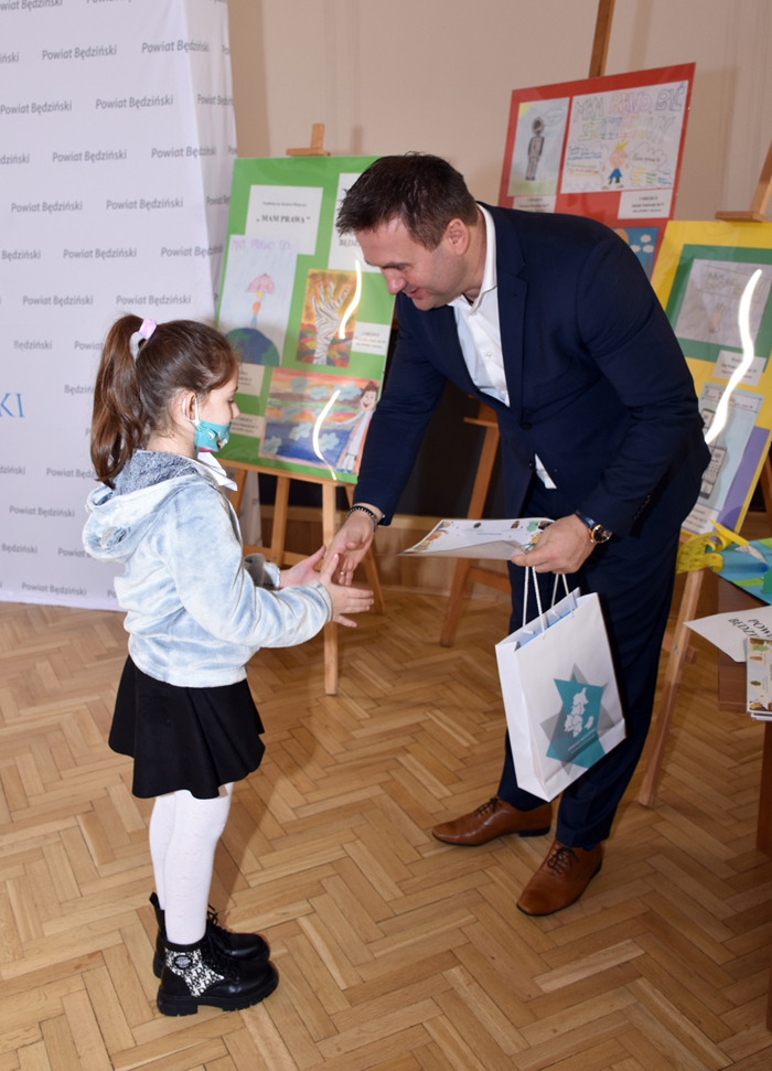 Starosta Sebastian Szaleniec wręczył zwycięzcom nagrody Starosta Sebastian Szaleniec wręczył zwycięzcom nagrody