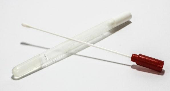 Zdjęcie przedstawiające wymazówkę i fiolkę