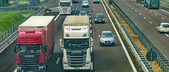 Zdjęcie przedstawiające samochody ciężarowe i osobowe na autostradzie