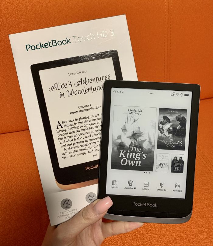 Dłoń trzymająca czytnik e-booków